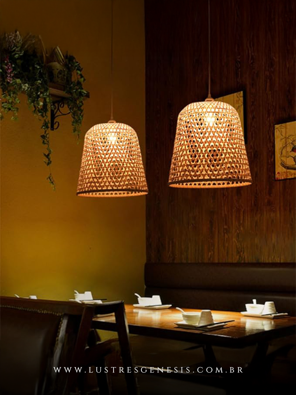 Pendentes rústicos de bambu trançado em estilo boêmio iluminando mesa de jantar em ambiente sofisticado